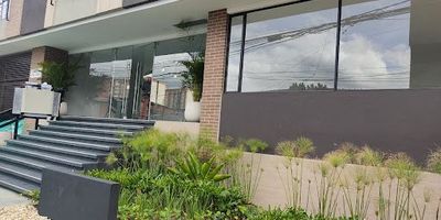 Este impecable apartamento para estrenar, ubicado en el cuarto piso de la vibrante zona de Prado Pinzón, redefine el concepto de vida contemporánea. Con 52 metros cuadrados, ofrece un espacio cuidadosamente diseñado que combina eficiencia y elegancia. Dos habitaciones luminosas con dos baños completos proporcionan privacidad y comodidad, mientras que la vista exterior desde el cuarto piso agrega un toque de serenidad a tu vida cotidiana. El edificio, más que una estructura, es un hogar que ofrece comodidades excepcionales. Desde la terraza 360 hasta la zona BBQ y la zona infantil, cada rincón ha sido pensado para mejorar tu estilo de vida. Con cómodas vías de acceso y la proximidad a sectores comerciales, este apartamento en Prado Pinzón es una oferta única para aquellos que buscan un lugar que no solo sea una residencia, sino una experiencia de vida completa. ¡Contáctanos hoy para explorar más sobre este espacio de estreno!