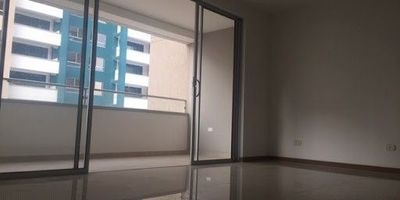 Se vende hermoso apartamento en excelentes condiciones, construcción moderna, en conjunto cerrado ubicado al norte de la ciudad. Consta de sala comedor,  3 habitaciones la principal con baño y vestier, baño social, cocina americana con mesón de mármol y comedor auxiliar en quartzone, zona de oficios, sala de estar o TV, amplio balcón, 1 parqueadero. 