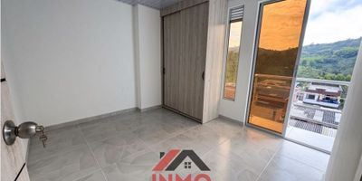 Apartamento en venta  Santa Rosa de Cabal

Te presentamos este moderno apartamento nuevo, con 59 m² de área construida y excelentes acabados, ideal para quienes buscan comodidad, buena ubicación y un espacio listo para disfrutar.

✨ Características internas:


 Sala comedor amplia y con excelente iluminación natural
 3 habitaciones con clóset empotrado
 2 baños modernos con acabados de calidad
 2 balcones con agradable vista y ventilación cruzada
 Cocina integral equipada con muebles superiores e inferiores
 Zona de ropas independiente y bien ventilada


? Características externas:


 Ubicado en piso con escaleras amplias e iluminadas (sin ascensor)
 Parqueadero público cercano
 Acceso pavimentado y vías en excelente estado
 Sector tranquilo y seguro
 Cercanía a la vía principal, estación de servicio, tiendas y transporte público


? Contáctanos y agenda tu visita para conocer este hermoso apartamento. ¡No dejes pasar la oportunidad de estrenar vivienda en una de las mejores zonas de Santa Rosa de Cabal!

✨ TU NUEVO HOGAR CON INMOHOGAR ✨
