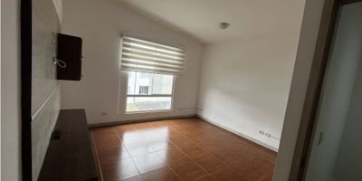 Casa en Venta en Palonegro

Ideal para una familia que busca seguridad, grandes áreas sociales y un hogar con una distribución en tres pisos. Disfruta de una vida tranquila en esta urbanización cerrada con múltiples zonas comunes.

Distribución de la propiedad La casa, con un área privada de 111 m2 sobre un terreno de 90.8 m2, se desarrolla en tres niveles. Los acabados incluyen pisos en cerámica y mármol. Además, cuenta con cocina integral y doble ventana.

Primer piso En este nivel se encuentran el parqueadero descubierto, la sala, el comedor, un baño auxiliar y la cocina. También encontrarás el patio y un depósito para almacenamiento.

Segundo piso Este nivel alberga dos cómodas habitaciones, ambas con clósets, y un baño completo que sirve a ambas. Los espacios están diseñados para brindar privacidad y confort.

Tercer piso La planta superior es el espacio principal con la habitación principal. Esta alcoba cuenta con un baño privado y un vestier, ofreciendo un área de descanso con vista panorámica.

El conjunto y su entorno Esta vivienda unifamiliar está adosada en una urbanización cerrada con vigilancia, portería y CCTV. El conjunto ofrece parqueadero para visitantes, barbacoa, canchas deportivas, zonas verdes y acceso pavimentado. Se admiten mascotas.

Contáctanos ¿Sueñas con una casa con espacios amplios y zonas deportivas? Escríbenos por WhatsApp para que un asesor te brinde más detalles y agende tu visita a esta excelente propiedad.


