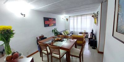 Vendo apartamento La Isabella Alamos , remodelado área de 60,1 metros espacios amplios, luminoso 100% exterior  consta de  sala - comedor  cocina, lavandería. alcoba principal con baño,  dos alcobas ,  con un baño , un garaje  privado cubierto . El conjunto tiene zonas comunes, salón comunal, área de juegos infantiles. Vigilancia 24/7. Ubicado en  sector exclusivo de la avenida ciudad de Cali,  de la calle 26,  calle 63 fáciles vías de acceso desde el aeropuerto El Dorado. La ubicación del conjunto  a  cuatro cuadras del centro comercial Nuestra Bogotá ,  sector  que Ofrece de servicios, restaurantes, centros de salud, centro comercial, zona financiera, supermercados.