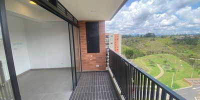 Moderno apartamento de 2 habitaciones y 2 baños, con espacios luminosos y funcionales. Cuenta con cocina abierta, zona de ropas independiente, sala comedor y balcón con agradable vista. Disfruta de todas las comodidades: piscina, gimnasio, salón social, juegos infantiles, zonas verdes y senderos para caminar, ideales para una vida tranquila y familiar.