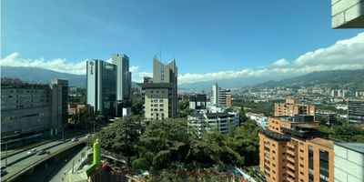 Se renta apartamento amoblado en el sector del Poblado, junto al centro comercial Oviedo, 52m2
Cuenta con una alcoba, balcón, sala, cocina integral abierta con barra americana, zona de ropas, baño completo y closet, parqueadero privado, portería 24h.
