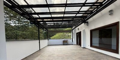 Casa en arriendo con excelente ubicacion!

Se ofrece en arriendo una casa ubicada en una zona estrategica, con facil acceso a vias principales en la autopista via Marinilla.

La propiedad cuenta con:

- Area construida de 150 metros cuadrados
- 3 habitaciones amplias y comodas
- 2 banos para una mayor comodidad
- Parqueadero para tu vehiculo
- Cuarto util para almacenamiento o uso adicional
- Excelentes acabados y diseno moderno
- Jacuzzi para relajarte y disfrutar
- Balcon con vista a las zonas verdes
- Amplias zonas verdes para disfrutar del aire libre y la naturaleza

Ubicada en un sector con excelente conectividad y acceso a todo, esta casa ofrece todo lo que buscas en un solo lugar. Un lugar ideal para vivir y disfrutar de la comodidad y la tranquilidad.

Contactanos para obtener mas informacion y agendar una visita!