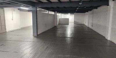 Arriendo bodega tercer piso en el Mall Guayabal, 3 salones amplios, puerta peatonal, libre de administración, con seguridad privada, facilidad de parqueadero y buen acceso a transporte publico.