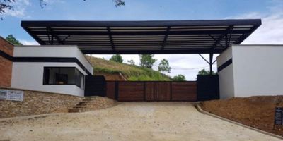 Vendo Lote En el municipio de Venecia, (Bolombolo) Antioquia.

Son 23 Lotes En La Parcelación
La Parcelación Ya Fue Entregada Y Ya Contamos Con Escrituras
Área 2874 Metros
Unidad Cerrada
Administración $342.000 Mas $10.000 De Agua Cuota  Mensual. 
Predial $ 61.000 Promedio Trimestral
Parcelación Querencia
Cuenta Con, Infraestructura De  Acueducto, Alcantarillado, Energía Y Vías De Acceso Dentro De La Parcelación. (Vías En Placa De Concreto)
Es El Lote # 17. Actualmente Cuenta Con   Con Placa En Cemento Para Evacuación De Aguas Lluvias