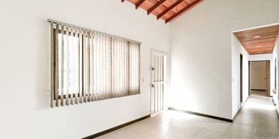 Te presentamos este amplio apartamento en el codiciado sector de Estadio, Cuenta con un área aproximada de 148 mts para brindarte el espacio que mereces. La distribución incluye sala, comedor, hall, 3 alcobas y 4 closets, cumpliendo con todos los atributos requeridos. Disfruta de una cocina semi integral, 2 baños cabinados y 2 lavamanos. Este inmueble se complementa con 2 patios, zona de ropas y balcón. Los pisos son de cerámica.