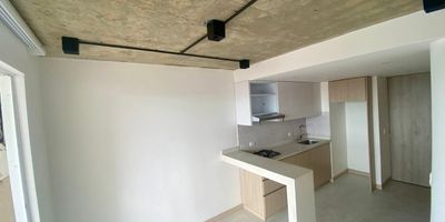 Lindo y moderno aparta estudio  en el norte de Cali, 20 minutos del aeropuerto, 10 minutos del centro comercial Chipichape, 5 minutos del éxito de la flora. El apto ubicado en conjunto cerrado, una habitación independiente, sala, balcón, zona de oficios y cocina americana,  parqueadero Comunitario, vigilancia 24 horas.  Piscina y espacio de coworking. CITA PREVIA Incluye adm