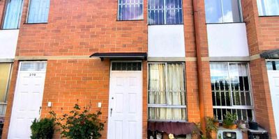 [ARR] ID HOUM: 160952

Entérate de todos los beneficios al arrendar con nosotros:
    • Asistencia e intermediación con el propietario
    • Firma tu contrato online
    • Arrienda sin burocracia, sin papeleos ni notarías

Casa en arriendo, ubicada en el barrio Capellania, con una superficie construida de 41.00 m² y superficie total de 41.00  m². 

Sus principales características son:

    • No amoblado
    • 2 dormitorios
    • 2 baños
    • Admite mascotas
    • Año de construcción: 2012
            
Además, el inmueble cuenta con las siguientes amenidades:

    • Salón de eventos
    • Vigilancia 24 hrs
    • Zona de juegos

Si arriendas con nosotros, te brindamos asesoría personalizada durante todo el proceso.

Requisitos para arrendar con nosotros:

    • Arrienda sin codeudor*, fácil, rápido y seguro
    • Demuestra un ingreso mensual neto de al menos 2.5 veces el valor del arriendo (los ingresos mensuales se pueden complementar por las personas que vivirán en este inmueble)
    • Completa tu información básica y mándanos tus extractos bancarios o documentos que demuestren tus ingresos
    • No debes tener reportes negativos en centrales de crédito
        

IMPORTANTE:

    • Te invitamos a agendar una visita a esta propiedad
    • Si tienes alguna duda por favor puedes solicitar más información desde los portales como también contactarte directamente con nosotros
    
Más que una inmobiliaria, somos Houm.
*Aplican T&C