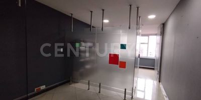 Se arrienda espectacular oficina que también se puede aprovechar como depósito o bodega en pleno centro de Bogotá, sobre Cra 10 con 16.
46m2. Situada en el 4to piso al lado del banco de Bogotá.
Distribuida de la siguiente manera 2 compartimientos con división en vidrio templado de lujo, un baño y al lado otro espacio amplio, el cual se puede emplear como sala de juntas, bodega o depósito para guardar cosas.
Con espacio suficiente para disfrutar del tipo de negocio o necesidad que tengas o requieras.
Vigilancia y control facial para poder acceder al inmueble, 2 ascensores y escaleras de evacuación.
Esta oficina se encuentra estratégicamente ubicada en el corazón de Bogotá, ideal para poder trabajar tranquilo en cualquiera que sea tu negocio u ocupación. No dejes pasar esta oportunidad. Contáctanos para más información.