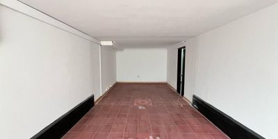 [ARR] ID HOUM: 160760

Entérate de todos los beneficios al arrendar con nosotros:
    • Asistencia e intermediación con el propietario
    • Firma tu contrato online
    • Arrienda sin burocracia, sin papeleos ni notarías

Casa en arriendo, ubicada en el barrio Gran América, Quinta Paredes, con una superficie construida de 480.00 m² y superficie total de 480.00  m². 

Sus principales características son:

    • No amoblado
    • 10 dormitorios
    • 4 baños
    • Admite mascotas
    • 2 parqueaderos
    • Año de construcción: 1980
            
Si arriendas con nosotros, te brindamos asesoría personalizada durante todo el proceso.
        

Requisitos para arrendar con nosotros:

    • Arrienda sin codeudor*, fácil, rápido y seguro
    • Demuestra un ingreso mensual neto de al menos 2.5 veces el valor del arriendo (los ingresos mensuales se pueden complementar por las personas que vivirán en este inmueble)
    • Completa tu información básica y mándanos tus extractos bancarios o documentos que demuestren tus ingresos
    • No debes tener reportes negativos en centrales de crédito
        

IMPORTANTE:

    • Te invitamos a agendar una visita a esta propiedad
    • Si tienes alguna duda por favor puedes solicitar más información desde los portales como también contactarte directamente con nosotros
    
Más que una inmobiliaria, somos Houm.
*Aplican T&C