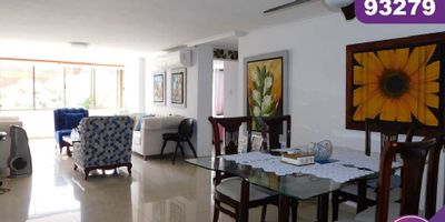 Apartamento en venta en la ciudad de Barranquilla ubicado en el barrio Andalucía en un edificio con vigilancia privada las 24 Horas, el edificio cuenta con 4 pisos y el apartamento se encuentra ubicado en el piso 2, con un área aproximada de 95.5 mt2 , distribuidos en 2 habitaciones, 2 baños, sala comedor, cocina semi integral, zona de labores y 1 parqueadero asignado, lado sombra, buena distribución en sus áreas con buenos y modernos acabados, es fresco y acogedor, su entorno es tranquilo, residencial con cómodas vías de acceso y facilidad al transporte público cercano, sobre el sector puede encontrar, parque 2 Villas , supermercados Olímpica Villa Carolina, D1, Ara, droguerías cercanas y centro comercial Plaza Norte.