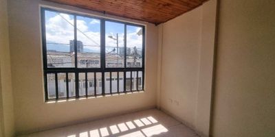 Arriendo casa en el barrio Alcázar, Armenia – Segundo piso
Casa amplia y bien ubicada, ideal para vivienda familiar o para uso comercial.
Cuenta con cuatro habitaciones, dos baños, sala comedor espaciosa, estudio, cocina, patio de ropas y una pequeña terraza.
Ubicada cerca a clínicas, universidades y al sector de salud, en una zona de fácil acceso y alta valorización.
Se alquila para vivienda o negocio.
Para uso comercial aplica un incremento del 25% sobre el valor del arriendo.
? Ubicación: Barrio Alcázar, Armenia, Quindío
? Tipo: Casa segundo piso