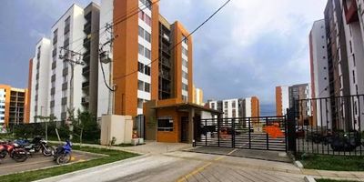 Naranjo inmobiliaria Ltda. Arrienda apartamento ciudad pacifica carrera123  Num 51-96 apto 605 torre 3 . Cerca a Universidades, centros comerciales, estaciones del mio, clinicas. Cuenta excelente distribucion ventilacion e iluminacion natural. Consta sala comedor, 3 habitaciones, 2 closets, 1 vestier, cocina integral red gas natural,, red gas natural, balcon, zona de ropas, pisos en ceramica.lamparas led, La unidad cuenta con ascensor- porteria 24-7, seguridad- rondero piscina adultos- niños- juegos infantiles- zonas verdes- cancha multiple, Parqueadero comunitario ,Parqueadero para visitantes . Canon incluye administracion. Aprovecha esta oportunidad y agenda tu cita 3175580093- 3169472528- 3167050331-  3157200137- 3157075676- 6025584667.