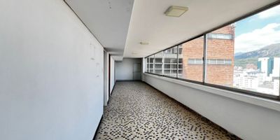 VENTA OFICINA SAN PEDRO CALI, piso quince, vista panoramica a la ciudad y a los cerros, ideal para consultorios juridicos, call center, oficinas administrativas de empresas, excelente ubicacion en el corazon del centro, rodeado de sitios turisticos, como el Centro comercial Aristi, gobernacion de Cali, Asamblea departamental, Plaza de Caycedo, rodedado de multiples servicios bancarios, almacenes de libros, manualidades, panaderias, restaurantes y todos los servicios que incluye el Centro de Cali. La oficina esta distribuida en salon con recepcion, 7 oficinas, 5 baños, zona de oficios, amplio corredor, la oficina se divide en dos espacios independientes, la oficina principal tiene zona de  archivos, baño y balcon. Cuenta tambien con deposito.  El edificio cuenta con porteria. La administracion incluye seguro de zonas comunes, agua, aseo y porteria 24 horas. Lista para escriturar. Excelente tradicion. El edificio es Patrimonio cultural. 
