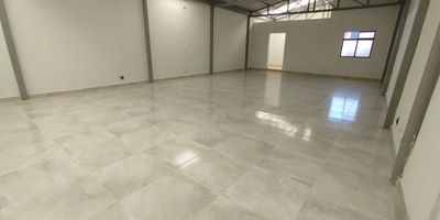 Se arrienda local en Bello, Listo para estrenar, en el sector Obrero. 
Ubicado en segundo piso, con un area de 132 m, ideal para Confecciones, desarrollar actividades empresariales, educativas o formativas.
Su distribucion y buena iluminacion lo hacen perfecto para academias de musica, danza, teatro o conduccion, centros de capacitacion, oficinas administrativas.
Cuenta con una excelente ubicacion cerca de la Autopista Norte, con facil acceso al transporte publico.
Contactanos para mas informacion o para agendar tu visita.