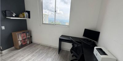 Apartamento en Venta en La Francia

Ideal para una familia o profesionales que buscan altura, comodidad y una vista espectacular. Este apartamento moderno, con ascensor y balcón, ofrece una experiencia de vida única en una zona residencial.

Detalles de la Propiedad 

El inmueble de 62 m2 está ubicado en el piso 15, garantizando una excelente vista exterior. Dispone de tres habitaciones con armarios empotrados y dos baños completos. La zona social cuenta con una moderna cocina integral con barra estilo americano.

Los acabados son de alta calidad con pisos en cerámica y mármol, doble ventana y zona de lavandería. Además, cuenta con un espacio flexible para biblioteca o estudio. El edificio dispone de planta eléctrica y vigilancia. No incluye parqueadero.

Entorno y Ubicación 

Ubicado en estrato 5, en una zona residencial tranquila con acceso pavimentado. Tendrás parques cercanos y amplias zonas verdes para disfrutar del aire libre.

Contáctanos ¿Quieres disfrutar de la mejor vista desde el piso 15? Escríbenos por WhatsApp para agendar una visita.


 
