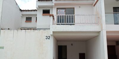 Se alquila amplia casa en condominio en el barrio La Hacienda,  consta de 4 habitaciones, 3 baños, sala comedor amplia, cocina equipada con gabinetes superiores e inferiores, estufa, zona de oficios y parqueadero, está cerca a colegios, supermercados y fácil vías de acceso. ¡FÁCIL DOCUMENTACIÓN!