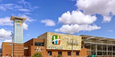 En el corazón de la ciudad, se encuentra esta elegante oficina en arriendo. Con una distribución inteligente de 45 metros cuadrados, ofrece un espacio funcional y acogedor para tu negocio. Con un baño completo y una ubicación estratégica, este lugar se convierte en el escenario perfecto para alcanzar tus metas profesionales. No pierdas la oportunidad de establecer tu sede en este exclusivo lugar. Contáctanos para más información y agenda una visita. ¡Haz de este espacio el nuevo hogar de tu empresa!