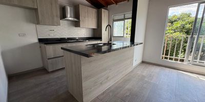 ¡Vive la tranquilidad del campo sin salir de la ciudad! 

Se vende hermosa casa en segundo piso dentro de una unidad cerrada de estilo campestre, rodeada de naturaleza, aire puro y excelentes zonas comunes. 

 Beneficios y comodidades:

Unidad muy campestre, perfecta para quienes aman la calma y el verde. 

Portería 24 horas y total seguridad.

Sendero ecológico ideal para caminar o hacer ejercicio al aire libre.

Piscinas para niños y adultos para disfrutar en familia.

5 parques infantiles, diversión asegurada para los más pequeños.

Salón social para tus reuniones y celebraciones.

Cancha deportiva y gimnasio totalmente equipados.

Parqueaderos para visitantes y opción de parqueo interno con cobro.

 Casa amplia, iluminada y con excelente ubicación dentro de la unidad.

 Un lugar ideal para quienes buscan tranquilidad, naturaleza y comodidad en un solo lugar.

 ¡Contáctame para más información o para agendar tu visita y enamorarte de este espacio campestre!