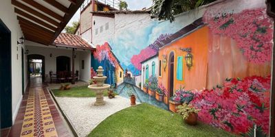 Oportunidad Única de Inversión en San Antonio – Cali
Presentamos esta exclusiva Casa Hotel en San Antonio, el barrio más emblemático y turístico de Cali, declarado
patrimonio cultural de la ciudad. Una zona de encanto colonial, calles vibrantes y una ubicación privilegiada que garantiza
alta demanda todo el año.
Detalles que la convierten en una joya de inversión:
• Funcionando actualmente como Casa Hotel acreditada, con excelentes reseñas y alta ocupación comprobada.
• Ubicada en una de las áreas más visitadas por turistas nacionales e internacionales.
• Clima fresco y agradable gracias a las brisas que descienden de los Farallones de Cali.
• A solo 2 minutos del Hotel Intercontinental y el Hotel Dann Carlton, y muy cerca de la zona rosa de la Avenida del Río,
con restaurantes, bares y vida nocturna.
• Espacio con gran potencial de expansión y diversificación de servicios turísticos.
San Antonio no es solo un barrio, es el corazón cultural y turístico de Cali.
