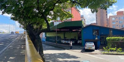 Descubre esta excelente oportunidad de inversión en un amplio LOCAL para arriendo ubicado  Av Bolivariana, Av Nutibara, Av El Colombiano, Centros médicos, Restaurantes, Zona Comercial Belén y Laureles, cuenta con Mts²: 400,  habitaciones: 2 oficinas, Piso en concreto, parqueaderos: 10 aprox, con 3 baños y 10 parqueaderos.No se  arrienda  para  lavadero, talleres de mecánica y  pintura            
Canon: $ 13´800.000 IVA INCLUIDO, funcional para tu negocio. No pierdas la oportunidad de adquirir esta propiedad única. ¡Contáctanos ahora para más información! JAIRO OCHOA PROPIEDAD RAIZ  6044486003 - 315-858-9793 -   315-420-6842