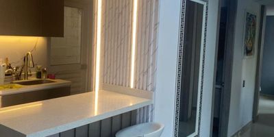 Descubre este encantador apartamento con 3 habitaciones y 2 baños en una ubicación privilegiada. Con 60 metros cuadrados de espacio bien distribuido, este hogar ofrece comodidad y funcionalidad. Disfruta de una atmósfera acogedora y luminosa en cada rincón. Ideal para aquellos que buscan un lugar para crear nuevos recuerdos. ¡Ven y haz de este lugar tu nuevo hogar! ! Contacto Maria C 320-579-26-94