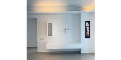 ¡Vive frente al mar en el Edificio Atabeira, Zona Norte, Cartagena!

Presentamos en venta o arriendo este espectacular apartamento en la Torre 2 del Edificio Atabeira, ubicado justo frente al mar, con salida directa a la playa, donde podrás disfrutar cada día de amaneceres inigualables, brisa caribeña y vistas panorámicas que llenan el alma de paz y bienestar.

?️ Características del apartamento


 
 2 dormitorios cómodos, cada uno con closet propio
 
 
 2 baños completos (uno de ellos en la habitación principal)
 
 
 Cocina integral con barra americana, moderna y funcional, ideal para tus momentos gastronómicos o para compartir mientras cocinas
 
 
 Sala-comedor amplia, luminosa, perfecta para recibir visitas o disfrutar en familia
 
 
 Balcón con vista al mar que te permite contemplar la inmensidad del Caribe desde la comodidad de tu hogar
 
 
 Área de labores bien ubicada, práctica para uso diario
 
 
 Garaje asignado para tu vehículo, lo que te brinda seguridad y comodidad
 


? Amenidades del Edificio Atabeira

Este edificio fue diseñado para quienes buscan confort, lujo y calidad de vida frente al mar. Algunas de sus principales amenidades son:


 
 Acceso directo a la playa: solo bajas unos metros y ya estás sobre la arena o disfrutando del mar.
 
 
 Piscinas frente al mar, tanto para adultos como para niños, rodeadas de zonas verdes y áreas sociales para descansar o compartir.
 
 
 Zona húmeda (sauna / turco), spa o jacuzzi, ideal para relajarte al final del día o desconectarte los fines de semana. 
 
 
 Gimnasio completamente equipado, para que no pierdas tu rutina sin salir de casa.
 
 
 Salón comunal y/o salón de eventos, para reuniones, celebraciones o trabajo en grupo si lo requieres. 
 
 
 Spa room / sala de juegos / área de BBQ, dependiendo de la torre y el piso, para momentos de ocio y entretenimiento. 
 
 
 Lobby elegante y ascensores modernos, para que la entrada y el tránsito diario sean cómodos y de buen gusto.