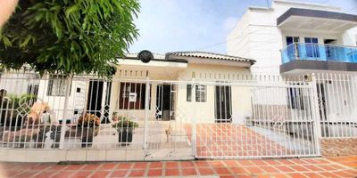 Casa Lote en Venta – Zona de Alto Impacto Comercial, BarranquillaCasa lote de oportunidad ubicada en un sector estratégico con alto potencial comercial. Cuenta con uso de suelo CAE (Comercio, Administración y Especializado), ideal para empresas de transporte, seguridad, oficinas o bodegaje liviano.Características del inmueble:Área total: 240 m²3 habitaciones2 bañosSala comedorCocina semi integralTerrazaGarajeEstrato 4Ubicada cerca de vías principales, estaciones de servicio, clínicas, distribuidoras, restaurantes e iglesias, con fácil acceso al transporte público.Valor de venta: $580.000.000Contacto: WhatsApp 3507049400