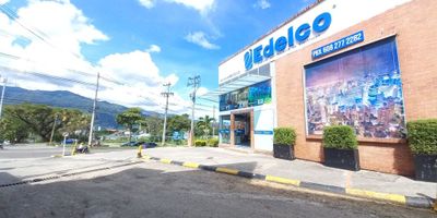 Código interno 13870. Bodega en venta ubicada sobre la Avenida Mirolindo, en el sector encontramos: Estación de servicio, Cda, Restaurantes, Canchas sintéticas, gran variedad de transporte, cómodas vias de acceso. El inmueble se encuentra distribuido así: con una área de lote 1112 mts y construida 964 mts Bodega uno: Ubicada en el primer piso: Dos oficinas, cuarto de deposito, salón principal, almacén, cocineta, unidad sanitaria, mezzanine con su respectiva escaleras de acceso a tres oficinas. Segunda Bodega:  Un mezzanine con su respectiva escaleras de acceso, unidad sanitaria, una escalera  de acceso al segundo piso y un almacén. Tercera Bodega: Un mezzanine con su respectiva escaleras de acceso, unidad sanitaria, almacén, parqueadero zona frontal bodegas