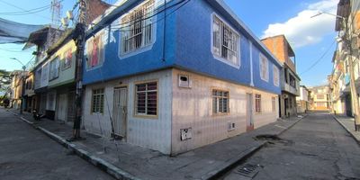 Vendo casa Esquinera en el Barrio Laureano Gomez, En el Oriente de Cali, Cerca a colegios, parques y facil acceso al transporte publicos. 
2 pisos  termina en plancha  (3 Apartamentos )
area lote: 90 mts
Area construida: 270 mts 
consta: primer pisos: 2 apartamento 
Segundo piso: sala, comedor,  cocina, 1 baño, 4 habitaciones y zona de oficio.

Valor de venta: 250 millones negociables

SOLO PAGO DE CONTADO/ NO BANCOS/ NO CREDITOS