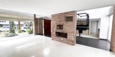 Exclusiva casa en venta en Sabaneta, sector San José, ubicada en unidad cerrada con portería 24/7 y un espectacular sendero ecológico de más de un kilómetro. Esta propiedad de tres niveles ofrece una excelente distribución: tres habitaciones, cada una con balcón, Vestier y baño privado, además de habitación de servicio con baño, estudio, amplia terraza y acogedor patio con fuente. Disfruta de una elegante chimenea a gas, espacios iluminados y acabados de alta calidad. Parqueadero privado incluido. Vive rodeado de naturaleza, tranquilidad y confort, en una de las zonas más apetecidas del sur del Valle de Aburrá. ¡Agenda tu visita!