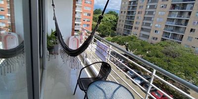 VENTA Descubre este encantador apartamento ubicado en una de las zonas más exclusivas de la ciudad. Con 3 habitaciones amplias y luminosas, 2 baños modernos y funcionales, y 78 metros cuadrados distribuidos de manera inteligente para aprovechar al máximo cada espacio. Además, cuenta con 1 parqueadero para tu comodidad. Este hogar es ideal para quienes buscan confort y estilo en un mismo lugar. No pierdas la oportunidad de vivir en este lugar único. ¡Contáctanos para más información! KATALINA CARDONA 3008009649