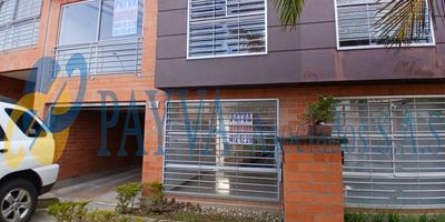 Esta encantadora casa ubicada en el tranquilo sector de Piamonte de San Nicolás, en Rionegro, Antioquia, es el lugar ideal para disfrutar de una vida apacible lejos del ajetreo de la ciudad. Con una construcción entre 10 y 20 años, esta propiedad cuenta con tres amplias habitaciones más espacio para tu estudio, tres baños cómodos y un parqueadero para tu vehículo. La distribución de los espacios está diseñada para brindar total comodidad y practicidad en tu día a día. Disfruta de un hogar acogedor y con una excelente iluminación natural en una zona privilegiada de la ciudad. No dejes pasar la oportunidad de vivir en este hermoso lugar.