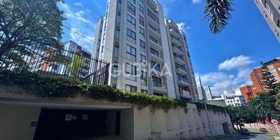 Santa Teresita – Apartamento con distribución funcional en una de las mejores zonas de Cali

Ubicado en el oeste de Cali, en una zona residencial tranquila con excelente conexión a las principales vías de la ciudad, este apartamento de 82 m² combina diseño práctico, buena iluminación y espacios bien distribuidos para disfrutar con comodidad y estilo.
Cuenta con tres habitaciones, dos baños, zona de ropas, cocina tipo americana, balcón, aire acondicionado y calentador. Una propuesta ideal para quienes buscan comodidad sin renunciar a la ubicación.
El edificio ofrece piscina, salón social y gimnasio, en un entorno residencial acogedor y bien mantenido.

Ubika el lugar donde todo fluye mejor.