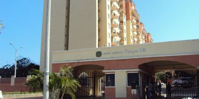 CÓMODO APARTAMENTO EN ZONA RESIDENCIAL CERCA A CENTROS COMERCIALES, RESTAURANTES Y SUPERMERCADOS.