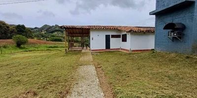 Hermosa finca en arriendo, cuenta con sus espacios amplios y básicos, con mucha iluminación natural, rodeada de mucha zona verde, cuenta con cocina integral, sala comedor, tres habitaciones, cada una con baño privado, la habitacion principal cuenta con bañera, zona de ropas, una amplia terraza cubierta. portón eléctrico. cerca del municipio de la ceja y llanogrande, cerca de restaurantes, centros comerciales. Código Abad Faciolince FIN2098 Asesora Alejandra Gutiérrez  3174292454