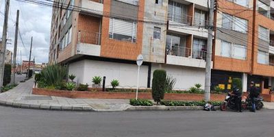 Hermoso apartamento residencial de 78 m, con opción de entrega amoblado. Dispone de tres cómodas habitaciones, dos baños completos, un parqueadero privado, parqueadero para bicicletas, depósito y un acogedor balcón. El edificio ofrece además una espectacular terraza panorámica con zona BBQ, perfecta para disfrutar de vistas únicas, así como servicio de vigilancia para mayor seguridad y tranquilidad.