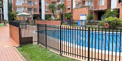 Venta Descubre este encantador apartamento ubicado en una de las zonas más exclusivas de la ciudad. Con 3 habitaciones, 2 baños y 84 metros cuadrados, este hogar ofrece un espacio acogedor y funcional para toda la familia. La luminosidad y amplitud de sus espacios crean un ambiente cálido y confortable. Además, cuenta con 1 parqueadero para tu comodidad. Vive la experiencia de tener todo lo que necesitas al alcance de tu mano en este maravilloso apartamento. ¡No pierdas la oportunidad de hacerlo tuyo! Katalina cardona 3008009649