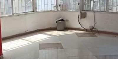 Local ubicado en la zona de centro internacional, un sector, comercial, cerca a transporte publico, colegio , universidad , centro comercial , clinica u hospital colsubsidio, supermercado D1 ARA, gimnasio 24seven, entidad bancaria Bancolombia, facil acceso a vias principales). Este sector estrategico es transitado por un alto flujo peatonal y vehicular. El inmueble cuenta con una excelente distribucion de los espacios, buena iluminacion y ventilacion, ideal para el crecimiento de la empresa.