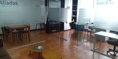 OFICINA DE 55 MTS CON UN BAÑO, COCINETA Y UN GARAJE QUINTO PISO EXTERIOR. SE ARRIENDA CON LAS DIVISIONES DE VIDRIO SI SE QUIERE. 399-124