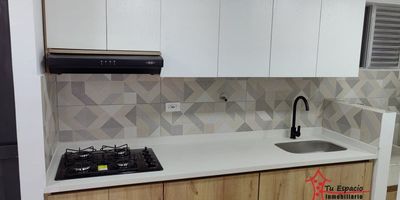 Apartamento en venta en la Madera, Bello de 60 m2 aproximadamente, cuenta con 3 alcobas, 2 closets, 1 vestier, 2 baños, sala-comedor, cocina integral, barra americana, red de gas, zona de ropas, calentador y balcón.En unidad cerrada con piscina, gimnasio, zonas verdes, ascensor, parqueadero de visitantes y portería 24 horas.Adicional tiene rutas de acceso y transporteCercanías:Estación del Metro Madera, Avenida Regional, Colegio Santo Domingo de Guzmán, UniminutoPara mayor información contáctame Melissa Salazar 314 7757934