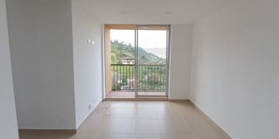 Codigo 28838. Apartamento en arriendo ubicado en La Estrella sector La Inmaculada 1Características• 3 habitaciones (principal con baño privado)• 2 baños completos• Sala–comedor• Cocina integral abierta con cubierta a gas y campana extractora• Mesón en cuarztone• Zona de ropas independiente• Balcón con buena iluminación• Red de gas• Servicios públicos completosDescripciónApartamento ubicado en el sector La Inmaculada 1, La Estrella, con 57 m² de área total distribuidos en un solo nivel.Ofrece un diseño moderno y funcional, con amplios espacios y excelente ventilación. La zona social cuenta con sala–comedor integrada al balcón, ideal para disfrutar de la vista y el aire fresco.La cocina abierta, tipo integral, tiene mesón en cuarztone, cubierta a gas y campana extractora. La habitación principal dispone de clóset y baño privado, mientras que las auxiliares cuentan con clósets empotrados y comparten baño social completo.Es una excelente opción para familias o parejas que buscan comodidad, ubicación estratégica y acceso a transporte y servicios.EntornoUbicado cerca del Colegio Canadiense, tiendas D1, supermercados, zonas verdes y vías principales con conexión hacia Itagüí, Sabaneta y Medellín.Zona residencial tranquila, ideal para disfrutar de un estilo de vida cómodo y seguro.Zonas comunesPortería 24 horas, cancha, zona BBQ, piscinas para adultos y niños, y amplias zonas verdes.Cuenta con dos ascensores por torre y ambiente familiar.NotaCanon mensual: $1.700.000Incluye administración.Se aceptan mascotas.