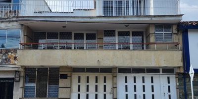 Arriendo casa en el sector del Estadio. Se arrienda para vivienda ó para uso comercial. Cuenta con un área de 250 mts2 distribuidos en tres niveles; así: En el primer nivel encontramos el garaje con puerta eléctrica. En el segundo nivel encontramos sala, comedor, balcón, 3 alcobas, cocina integral, patio. En el tercer nivel encontramos 2 alcobas, balcón y terraza, pisos en baldosa, cerámica y madera laminada, cada alcoba tiene closet, en total son 5 baños. . Cerca al Centro Comercial Obelisco, Centro Comercial el Diamante, SURA y a la Cuarta Brigada.