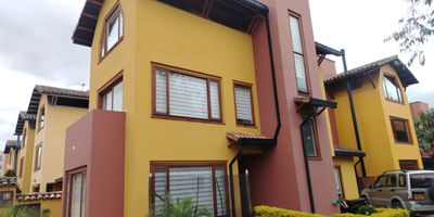 Acogedor y amplio inmueble de 150 m2 ubicado en el Conjunto Residencial Materile en Chía. Dispone de sala, chimenea, comedor independiente, baño social, estudio, deposito , patio descubierto, zona de lavandería. Segundo  piso, dos habitaciones, una de ellas tiene balcón, baño de alcobas. Tercer piso, habitación principal con Vestier y baño privado.  Cuatro parqueaderos. no se pueden subarrendar los parqueaderos. Seguro, acogedor y con buena ubicación. 