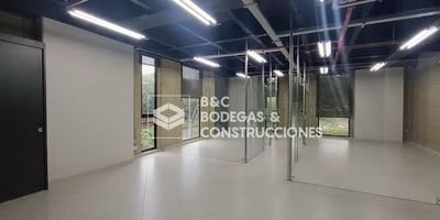 Oficina en arriendo  Edificio administrativoModerna oficina esquinera con excelente iluminación natural, ubicada en edificio administrativo con vigilancia 24 horas y recepción. Cuenta con baño privado, cocineta, divisiones en vidrio templado y parqueaderos privados.El edificio ofrece terraza común y área de descanso para empleados. Excelente ubicación cerca de la Avenida Las Vegas y la Avenida 80.Oficina disponible para arriendo.