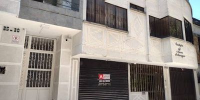 Local en arriendo barrio sotomayor. Ubicación exterior, primer piso, de 25 metros cuadrados. Cuenta con portón, salón con baño privado, servicios públicos completos, sin parqueadero. Pisos en cerámica y pintura color blanco tipo 1.