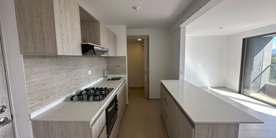 Se Arrienda o se vende apartamento de 67m2 en unidad cerrada ubicado en el municipio de Rionegro - Antioquia barrio San Antonio de Pereira, consta de 2 habitaciones la principal con bano y Vestier, la secundaria con closet, sala comedor abierto, cocina integral con barra americana, zona de ropas, balcon con vista verde 360 parqueadero cubierto y cuarto util. 