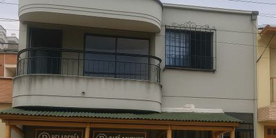 Se vende hermosa casa – ideal para vivienda o negocio

Primer piso:

Garaje amplio

4 habitaciones

Cocina con cuarto y baño auxiliar

3 baños

Sala comedor

Patio

Segundo piso

Sala comedor

Cocina con cuarto y baño auxiliar

3 habitaciones

2 baños

Patio y balcón

La propiedad cuenta con excelente ubicación, amplios espacios y muy buena iluminación natural.
Perfecta para vivienda familiar o negocio comercial.