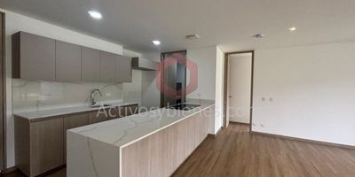 Vendo o Arriendo apartamento en Rionegro sector de Sajonia, a solo 5 minutos al Aeropuerto José María Córdova y al Túnel de Oriente. 106 m² y vista exterior a la naturaleza,  2 alcobas, 3 baños, 2 vestier, sala comedor integrada con balcón tipo terraza, cocina abierta con estufa de inducción y zona de ropas, parqueadero doble, cuarto útil, ascensor, piscina climatizada, turco, gimnasio, salón de juegos para adultos, coworking, salón social, zona de mascotas, sendero, parque infantil, parqueadero de visitantes y portería 24 horas.Las imágenes de muebles, enseres, decoración y demás elementos son una referencia. Arrienda Activos y Bienes, Inmobiliaria experta en administración, arrendamiento y venta de apartamentos, casas, locales, bodegas y oficinas en el Oriente Antioqueño, Medellín y toda el área Metropolitana.
